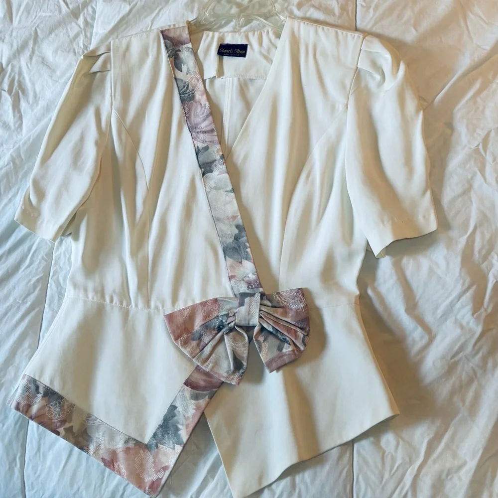 Vintage 90’s shirt with Floral Accents - Picture 7 of 15